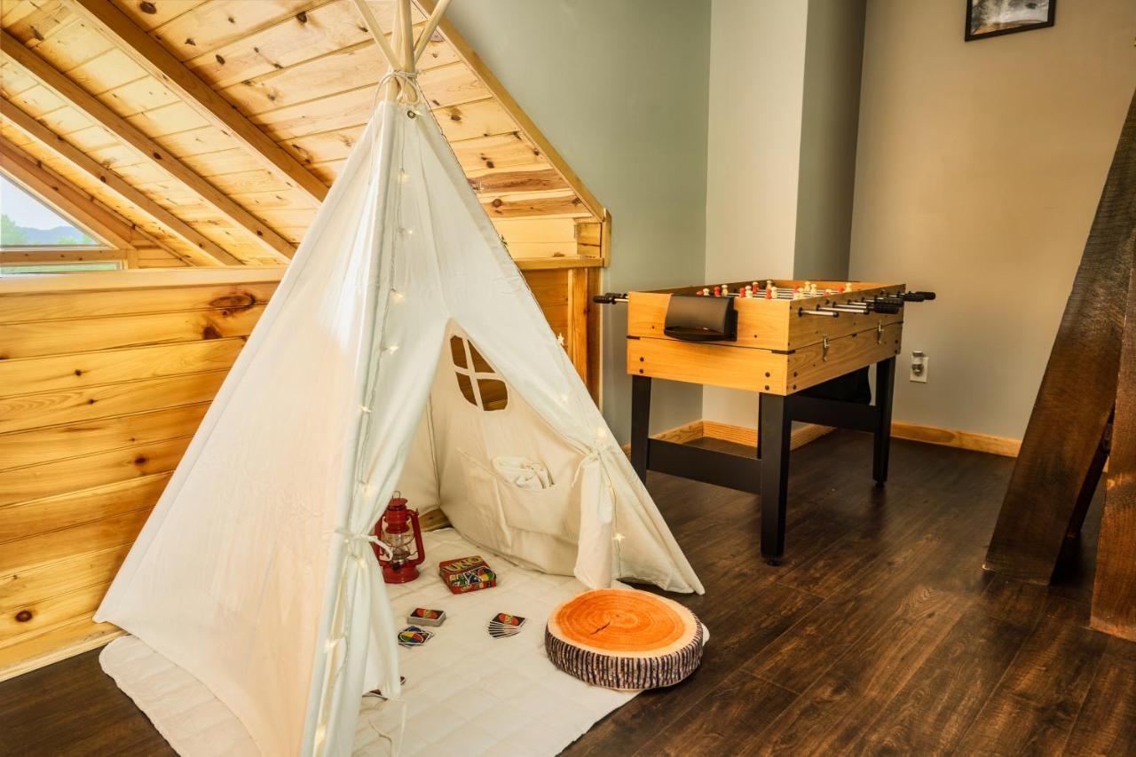 Mountainside - New Luxury Cabin-Fire Table-Hot Tub-3 Pools-Ps5-Bears ガトリンバーグ エクステリア 写真