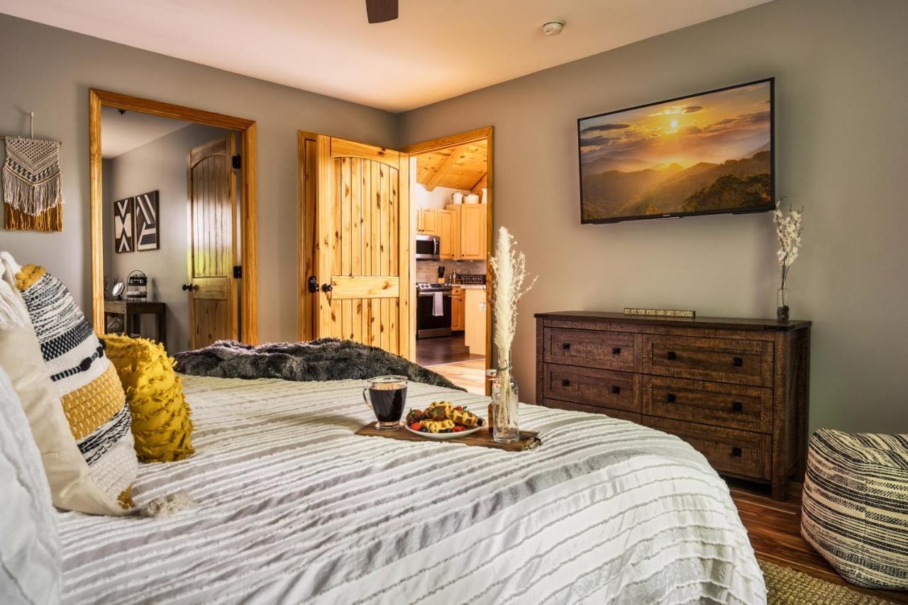 Mountainside - New Luxury Cabin-Fire Table-Hot Tub-3 Pools-Ps5-Bears ガトリンバーグ エクステリア 写真