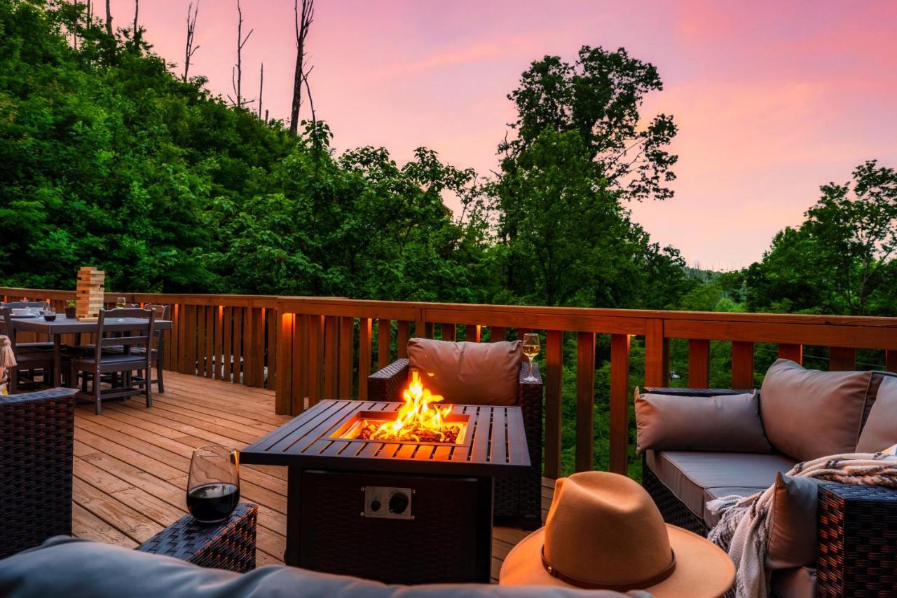 Mountainside - New Luxury Cabin-Fire Table-Hot Tub-3 Pools-Ps5-Bears ガトリンバーグ エクステリア 写真